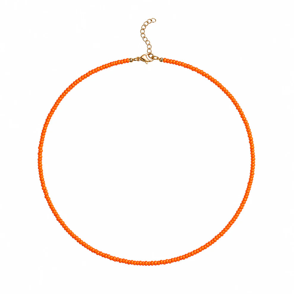 Ella halskæde i orange med akrylperler og justerbar lås – køb hos Butik Alrum
