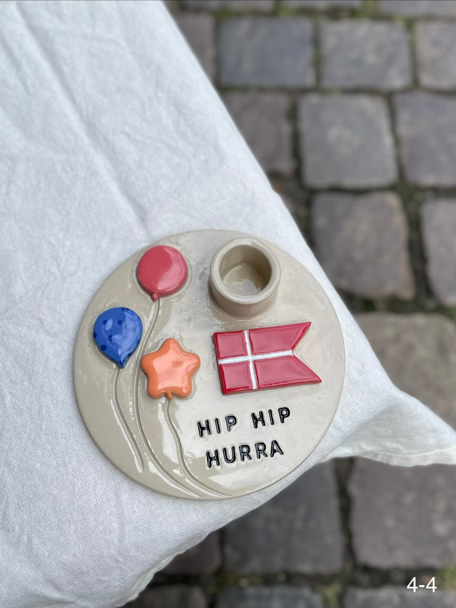 Keramiklysestage med "Hip Hip Hurra", flag og balloner fra dansk keramiker – køb hos Butik Alrum