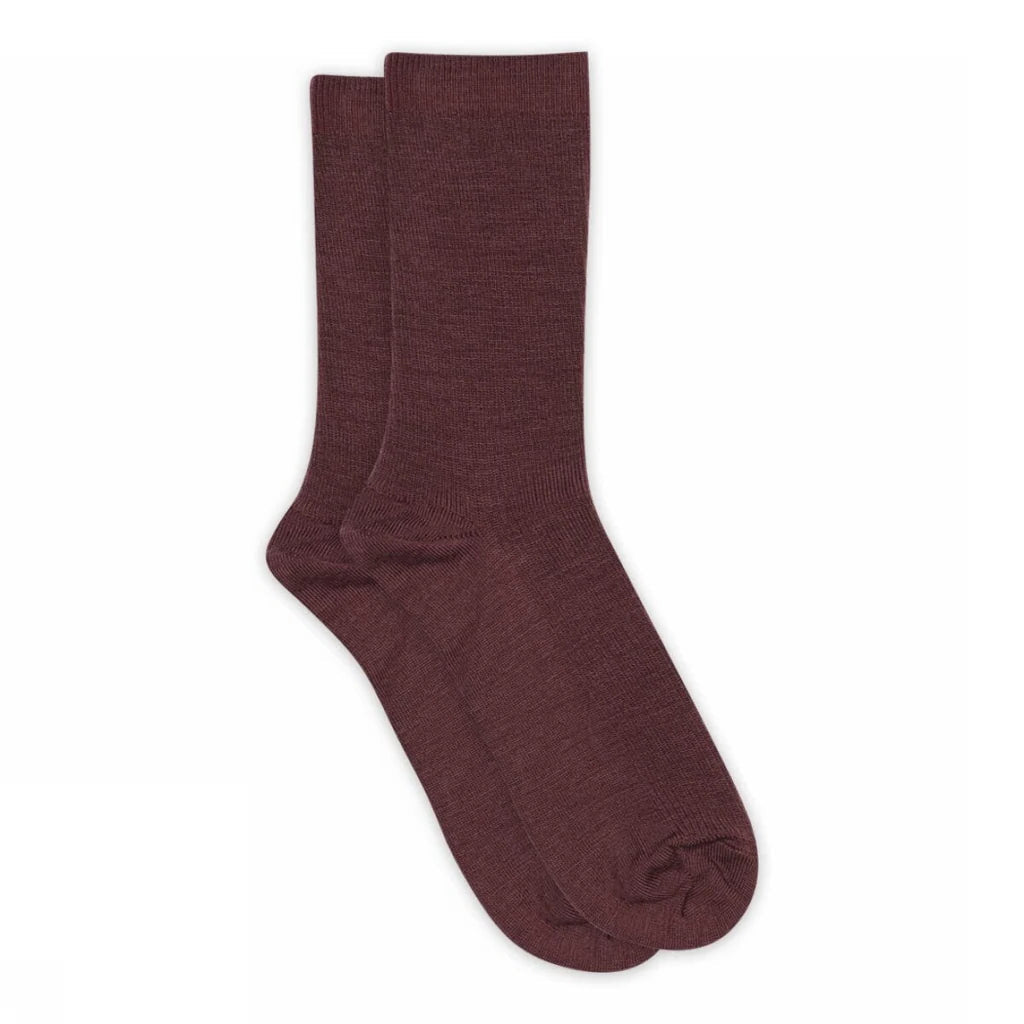 Fine Wool Rib Socks i Grape Skin, ribstrikkede uldstrømper i en dyb mørk bordeaux nuance med mellemlangt skaft – køb hos butikalrum.dk.