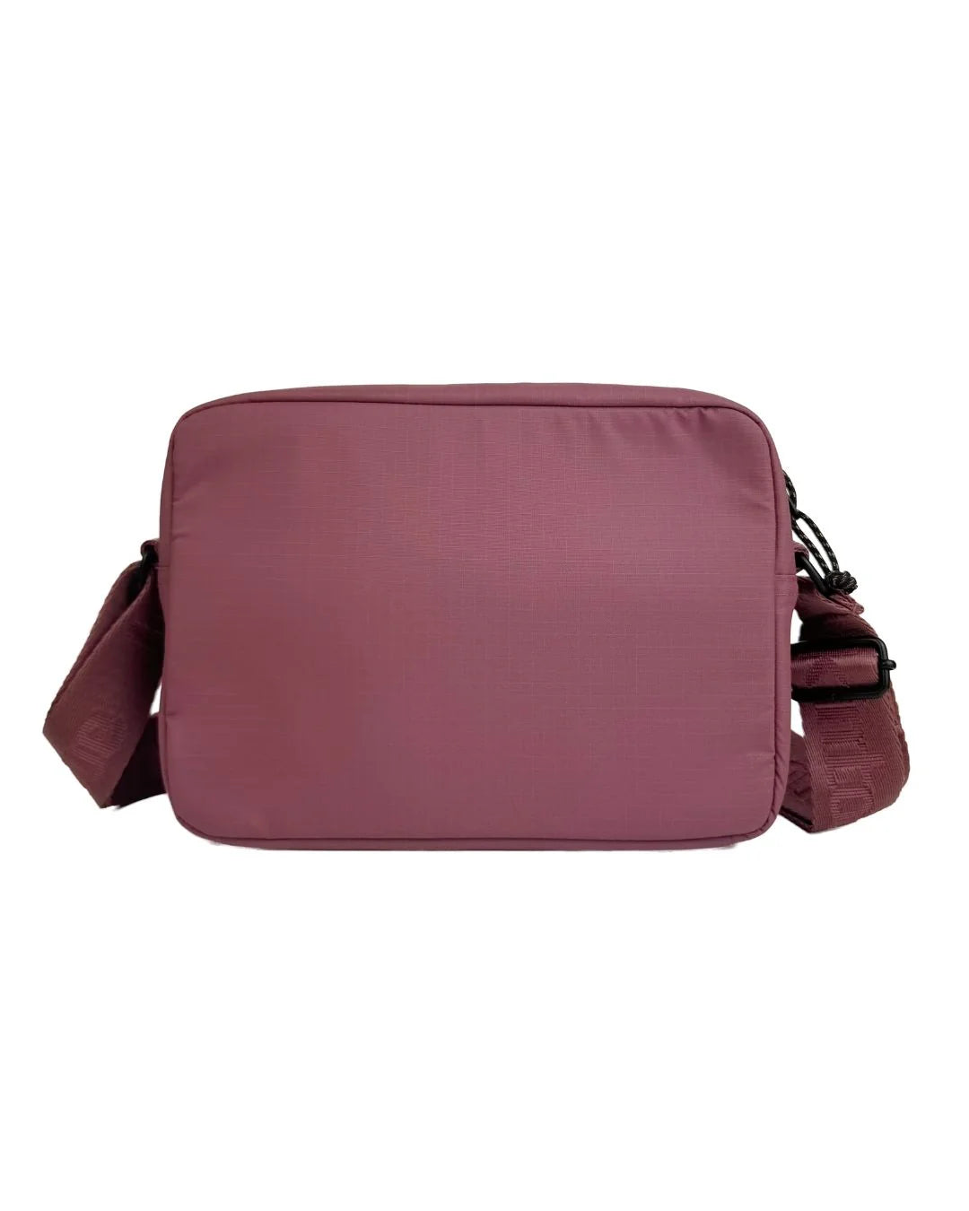 Forest berry messenger taske med lyst for. Har trykknapper og to rum med lynlås, hvor det indvendige rum er opdelt i tre sektioner. Rem er justerbar, og der er plads til en vandflaske. Måler 18x25x8 cm | 4.5 liter.Har vandafvisende lynlås. Er lavet i genanvendte materialer.