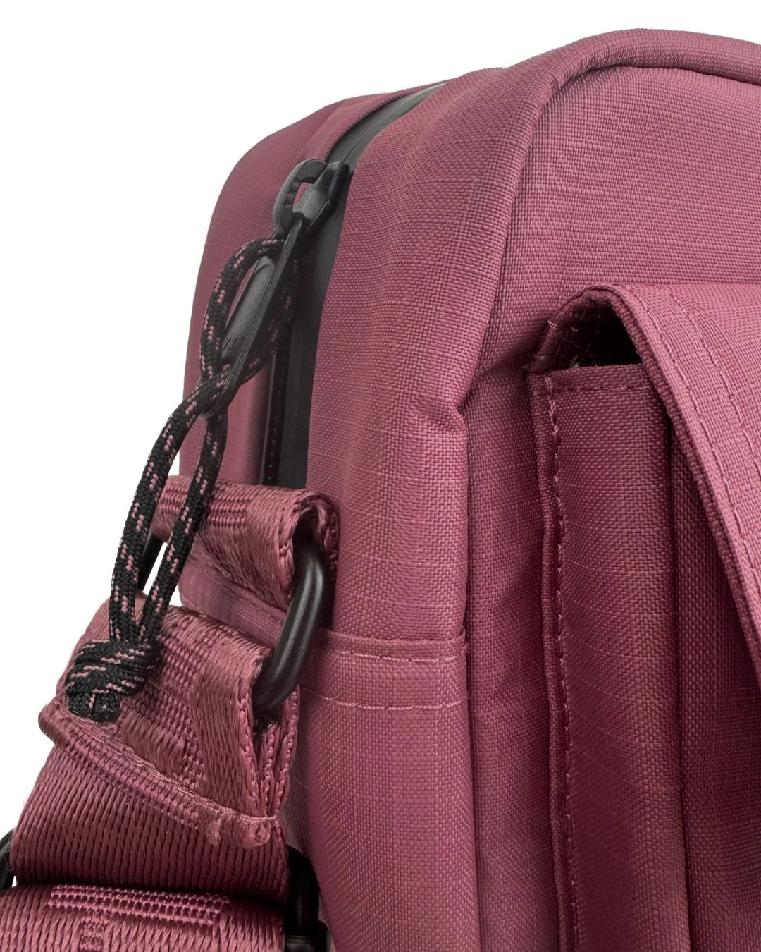 Forest berry messenger taske med lyst for. Har trykknapper og to rum med lynlås, hvor det indvendige rum er opdelt i tre sektioner. Rem er justerbar, og der er plads til en vandflaske. Måler 18x25x8 cm | 4.5 liter.Har vandafvisende lynlås. Er lavet i genanvendte materialer.