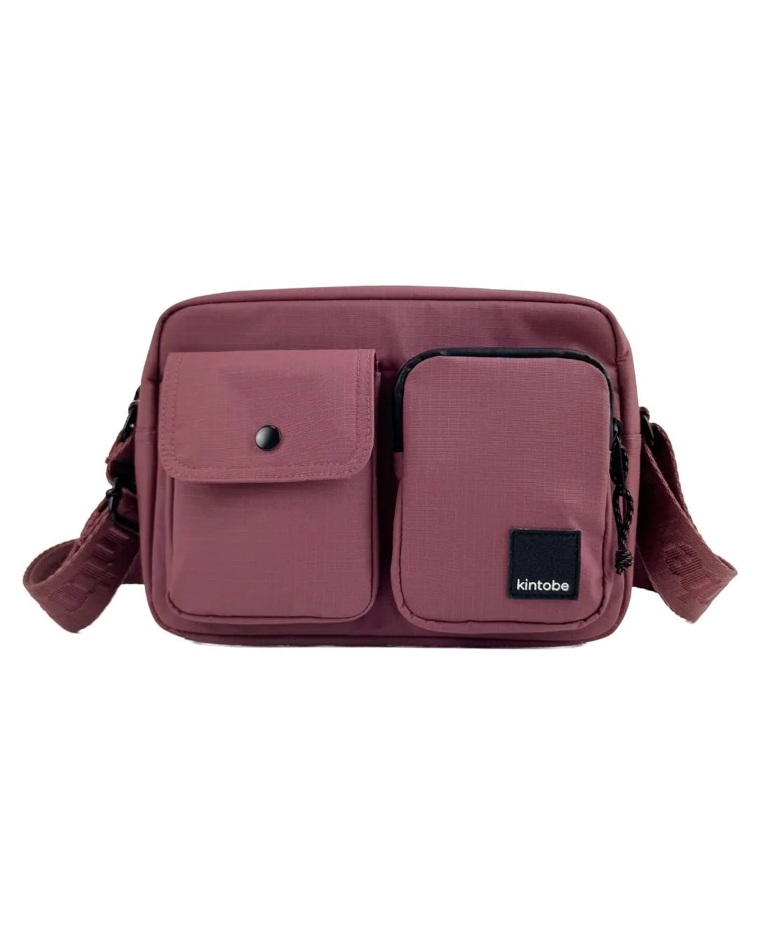 Forest berry messenger taske med lyst for. Har trykknapper og to rum med lynlås, hvor det indvendige rum er opdelt i tre sektioner. Rem er justerbar, og der er plads til en vandflaske. Måler 18x25x8 cm | 4.5 liter.Har vandafvisende lynlås. Er lavet i genanvendte materialer.