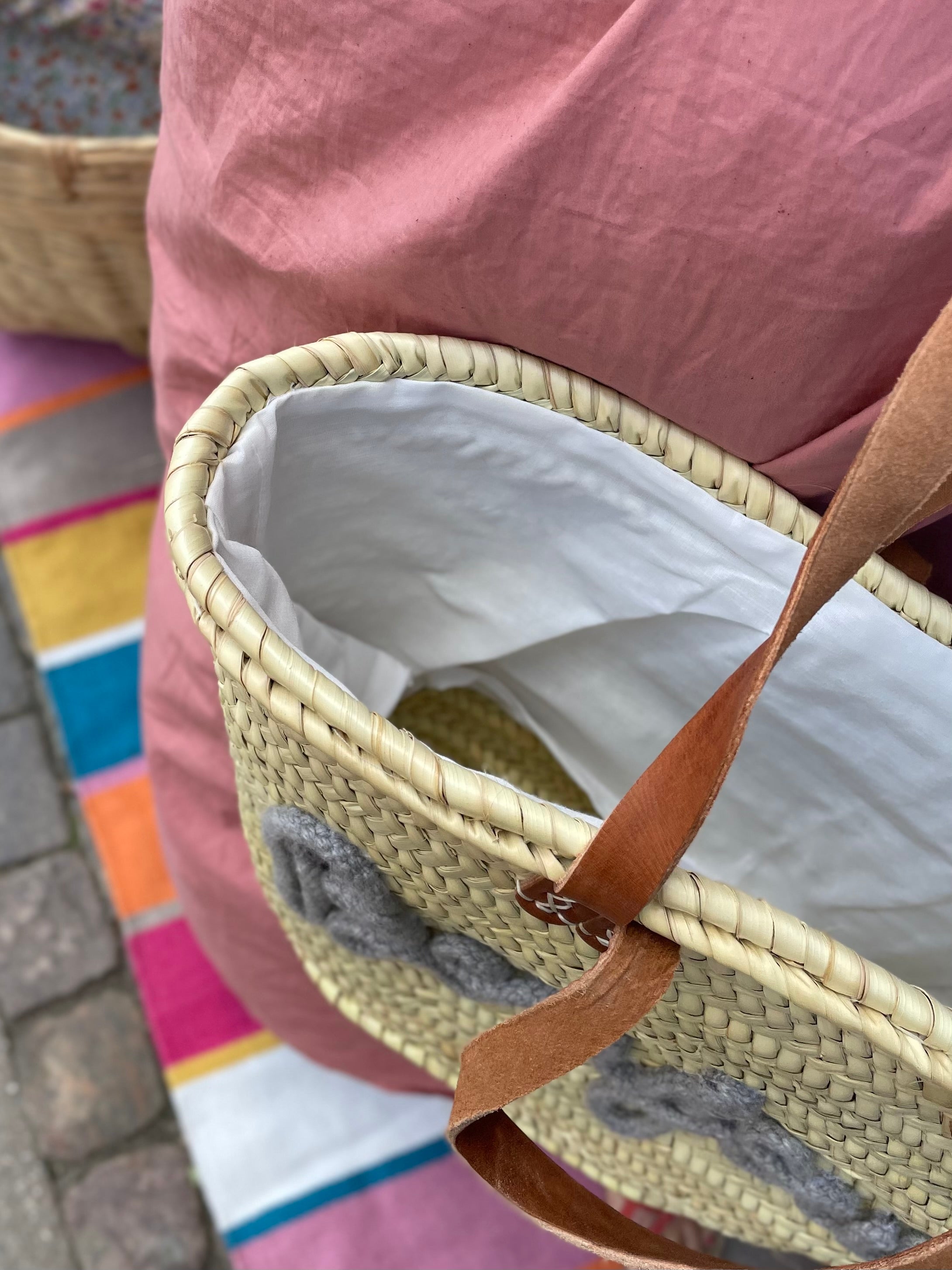 Lille flettaske med brune hanke og grå Bonjour tekst samt praktisk lukkepose indeni – køb hos Butik Alrum på Amager eller online på butikalrum.dk.
