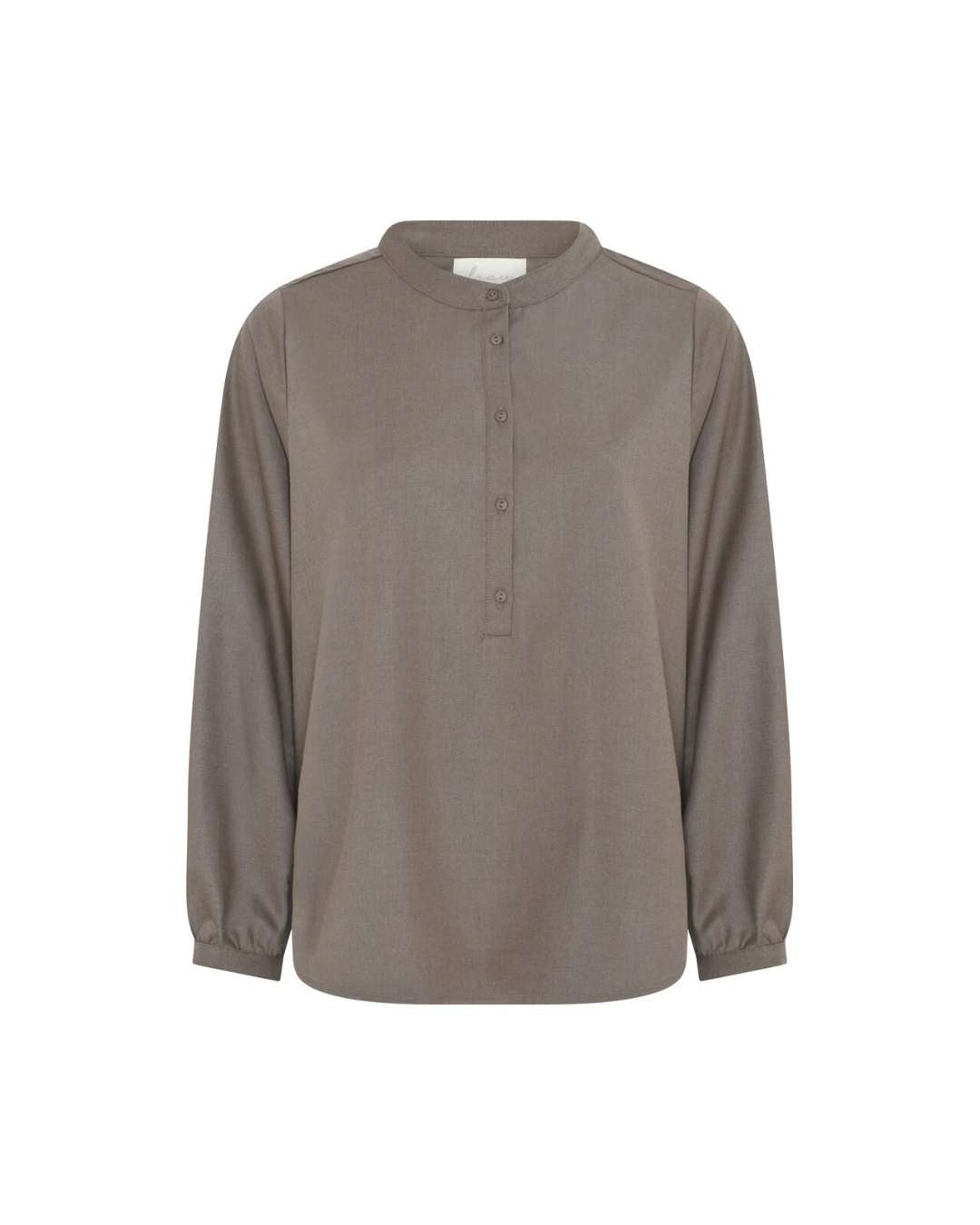 Madrid skjorte i langærmet design med kinakrave og halv stolpelukning.  Elegant rundet kant og en lav skæring med læg på ryggen.