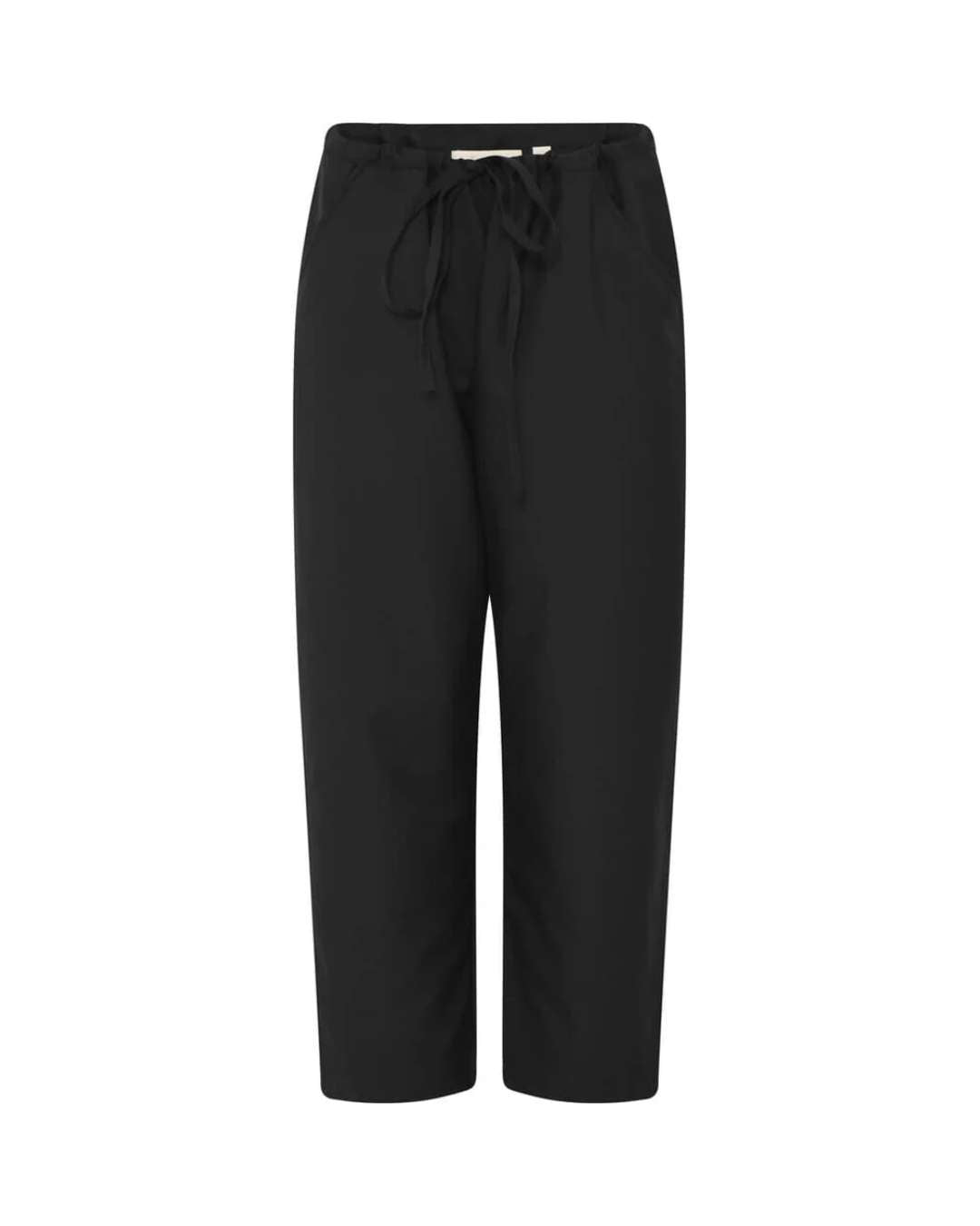 Milano ankelbuks med snøre i taljen, sidelommer og lige benforløb, fremstillet i elegant uldblend til kølige dage.