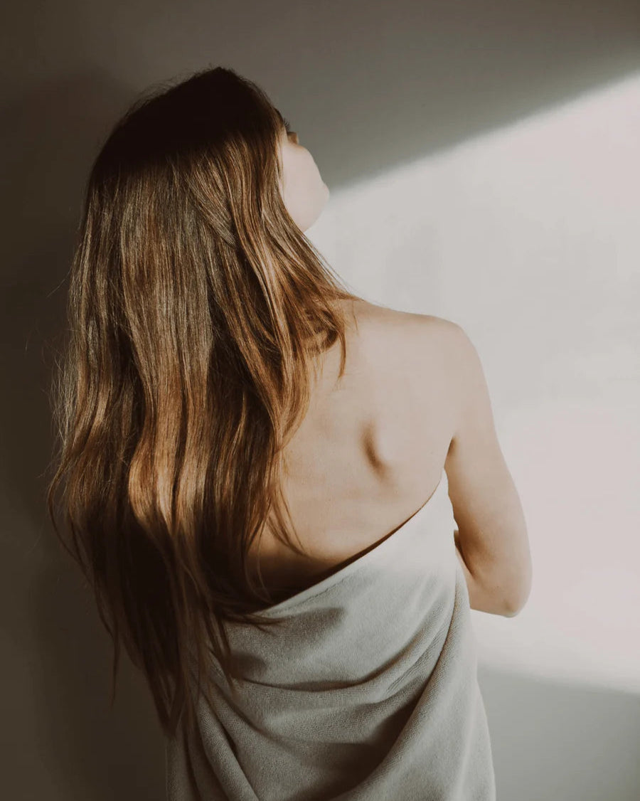 Blødt og absorberende håndklæde i 100% økologisk GOTS-certificeret bomuld, designet med smalle kanter og tæt vævet struktur.