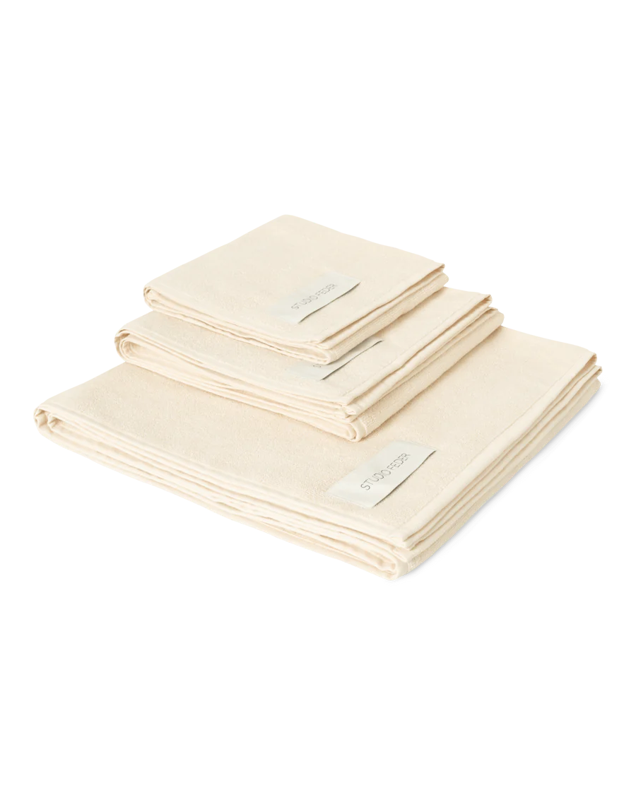 Blødt og absorberende håndklæde i 100% økologisk GOTS-certificeret bomuld, designet med smalle kanter og tæt vævet struktur.