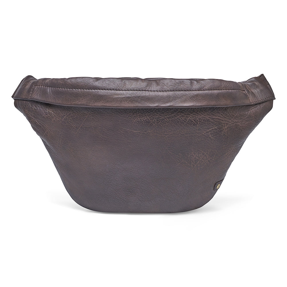 Golden Chic Bumbag fra Depeche i Coffee, fremstillet i 100% kalveskind med justerbar rem, guldfarvede detaljer og indvendig lynlåslomme – køb hos butikalrum.dk.
