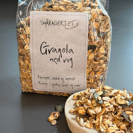 Granola Rug fra Småkageriet med rugflager, havre, mandler og kerner – en grov og rustik granola til morgenmad – køb hos butikalrum.dk.