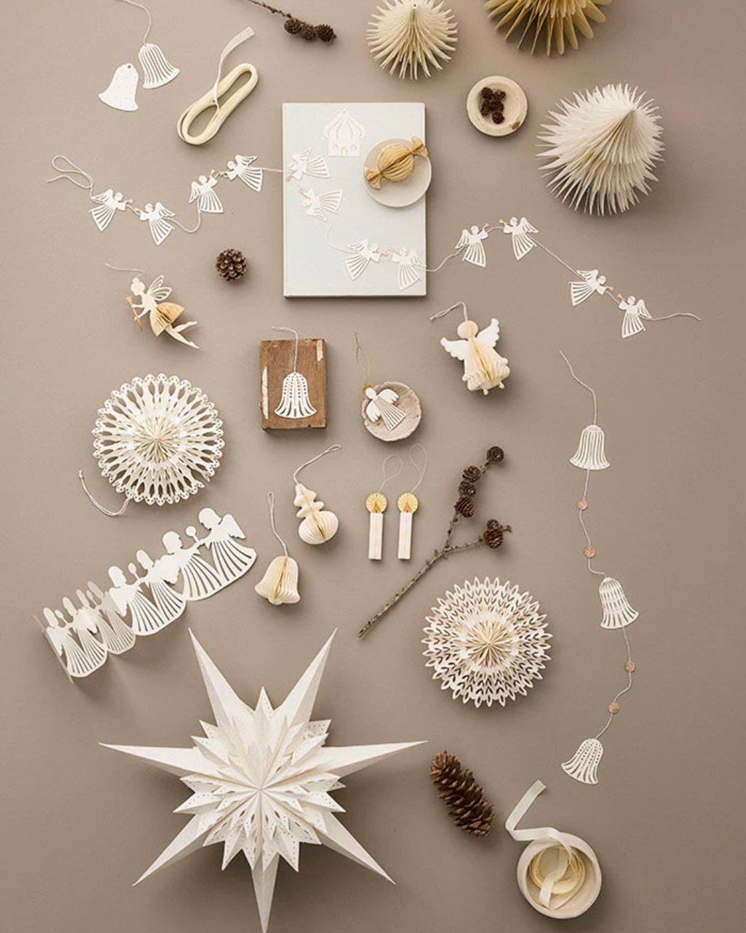 Elegant engleguirlande i hvidt papir med gulddetaljer, laserskåret i Indien.