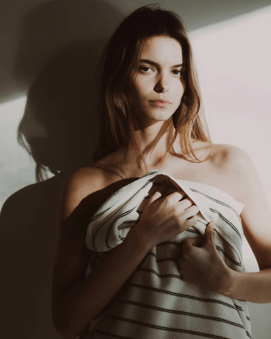 Blødt og absorberende håndklæde i 100% økologisk GOTS-certificeret bomuld, designet med smalle kanter og tæt vævet struktur.