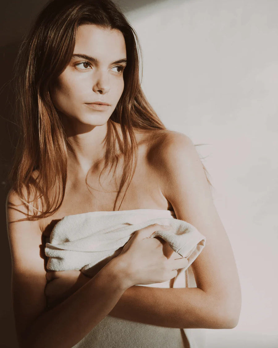 Blødt og absorberende håndklæde i 100% økologisk GOTS-certificeret bomuld, designet med smalle kanter og tæt vævet struktur.