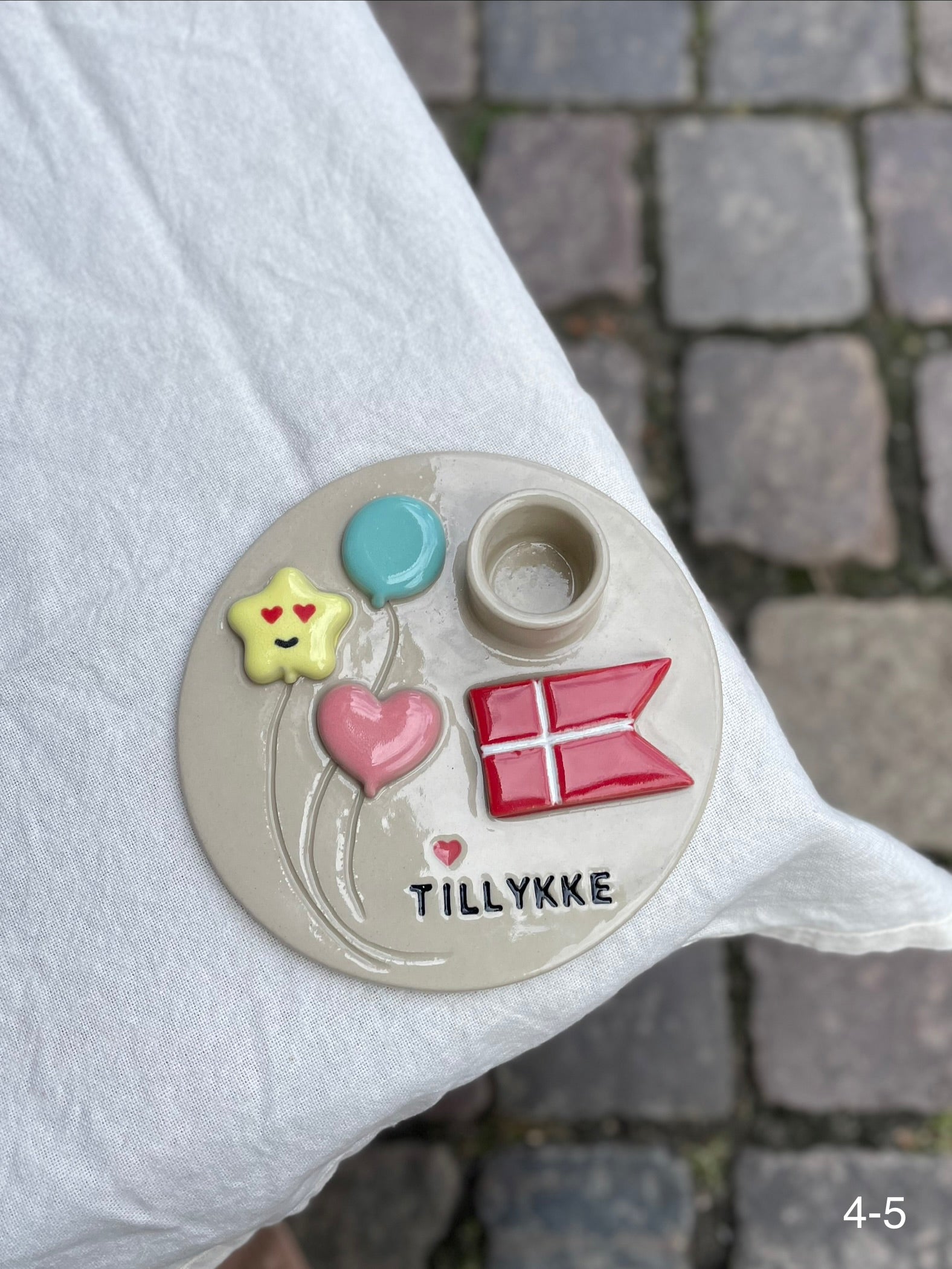Håndlavet keramiklysestage med teksten "Tillykke" og små balloner – køb hos Butik Alrum