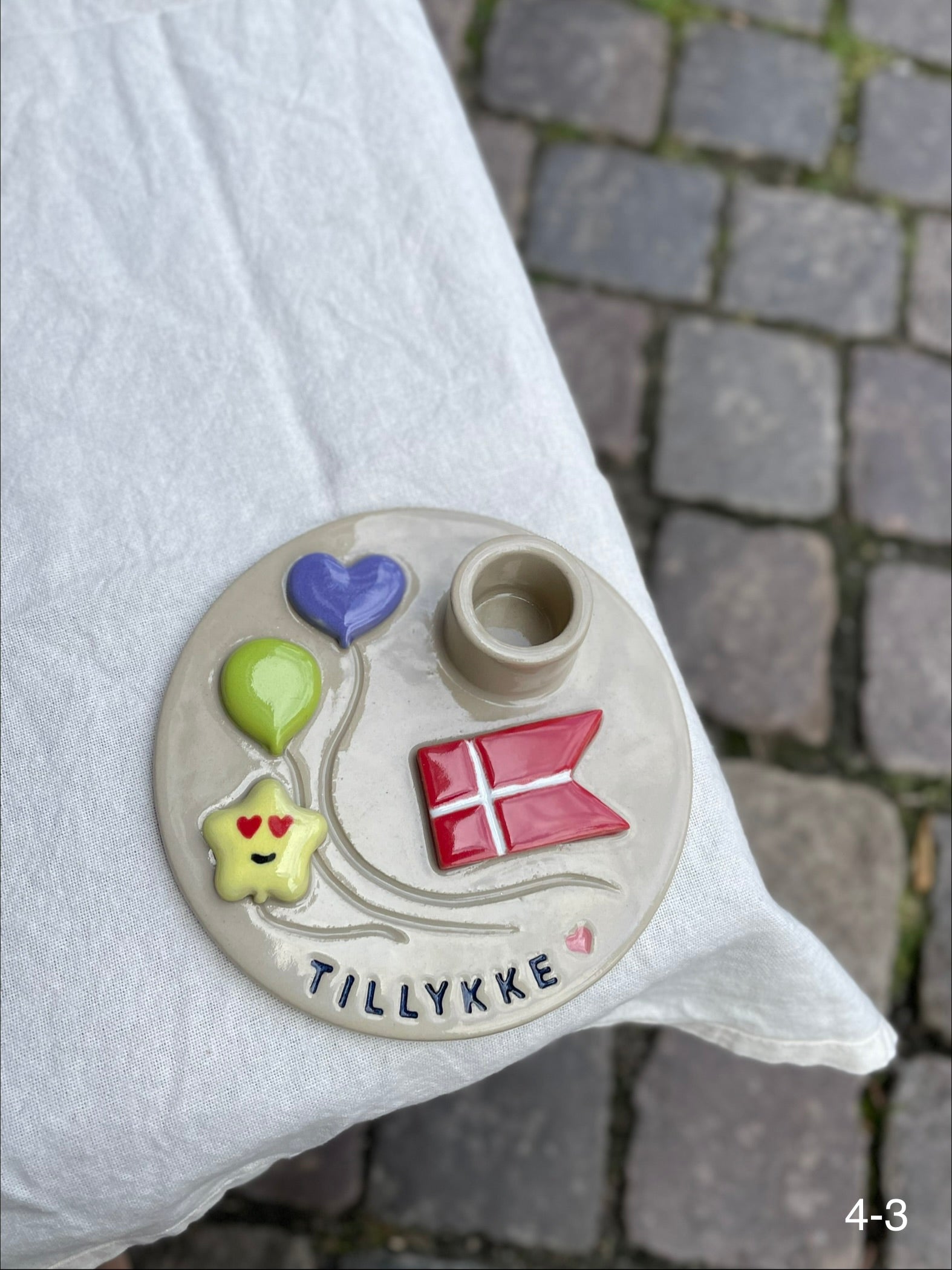 Håndlavet keramiklysestage med teksten "Tillykke" og små balloner – køb hos Butik Alrum