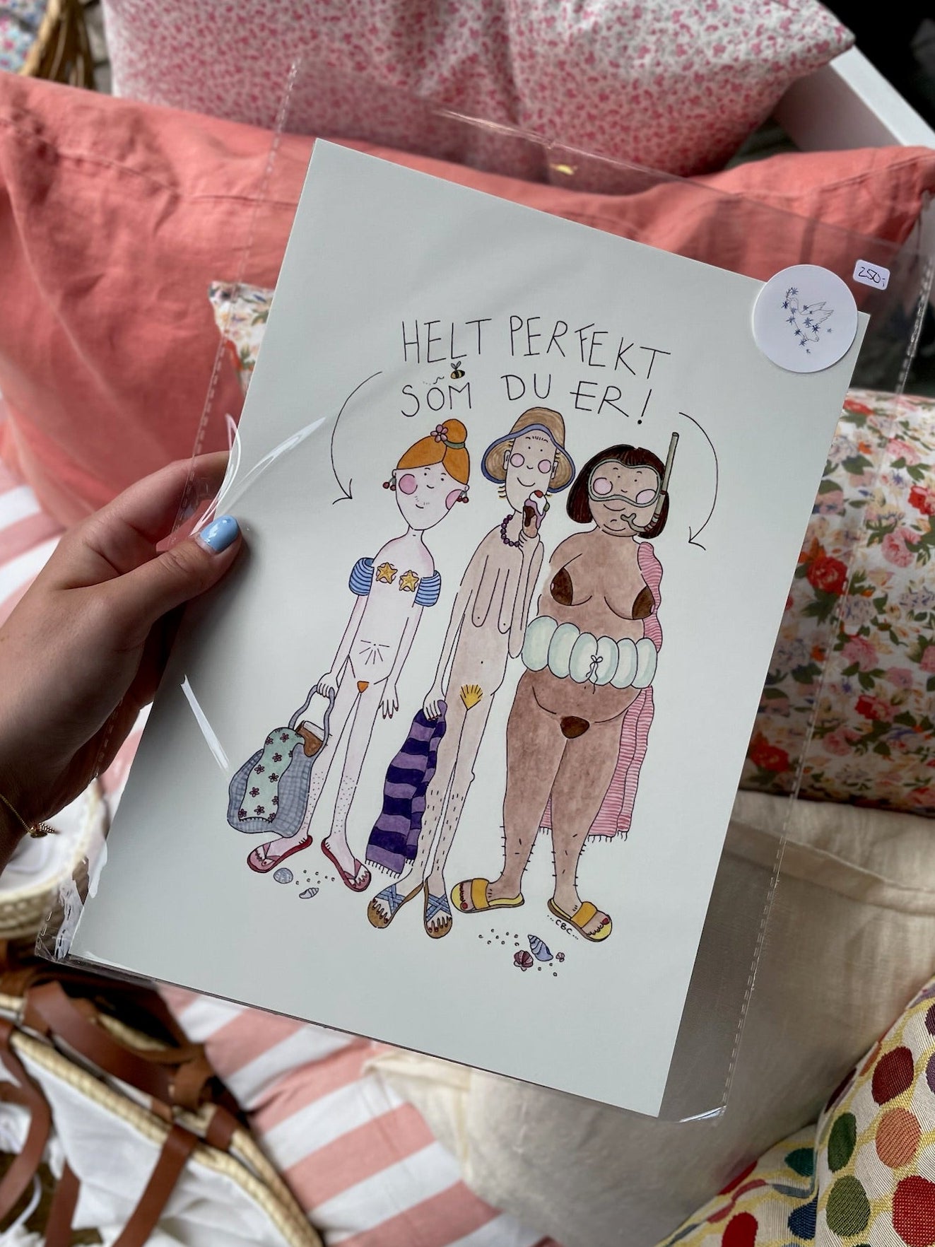 A4 plakat med tre kvinder om sommeren med snorkel og badevinger, teksten "Helt perfekt som du er", illustreret af Cecilie Birk Carmona – køb hos Butik Alrum på Amager. A4 ramme kan tilkøbes.