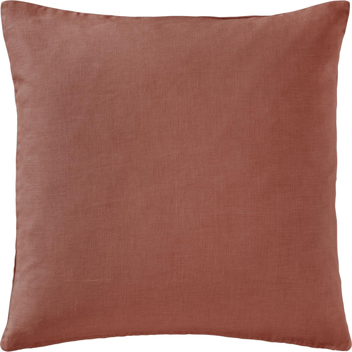Pude i 100% hør i farven Dusty Plum, 50 x 50 cm med stenvasket finish og pudefyld – køb hos butikalrum.dk.