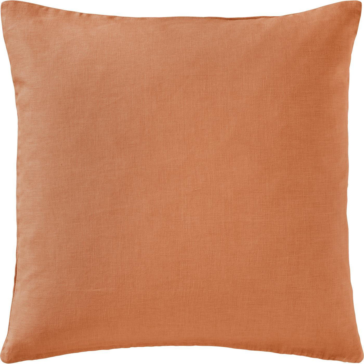 Pude i 100% hør i farven Sienna, 50 x 50 cm med stenvasket finish og pudefyld – køb hos butikalrum.dk.