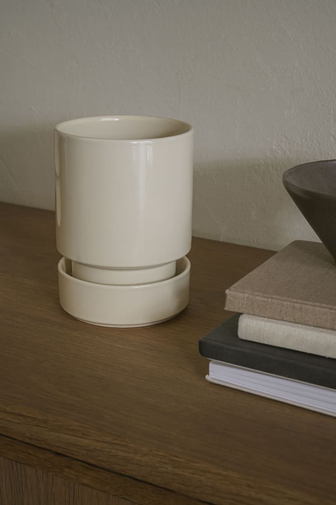 Hoff Glazed urtepotte fra Anne Hoff i Sandstone, 12 cm inkl. underskål – køb hos butikalrum.dk.