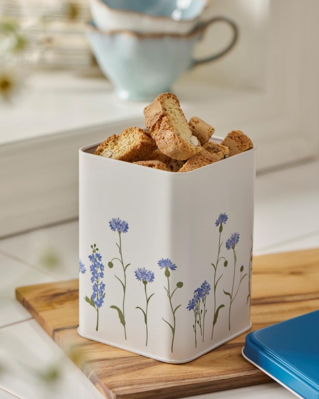 firkantet dåse med kornblomst-motiv – dekorativ og funktionel opbevaring til te, kaffe eller småkager.