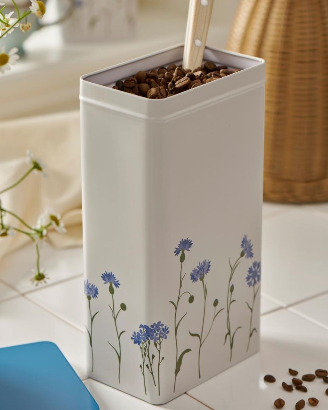 høj firkantet dåse med kornblomst-motiv – dekorativ og praktisk opbevaring til te, kaffe eller småkager.