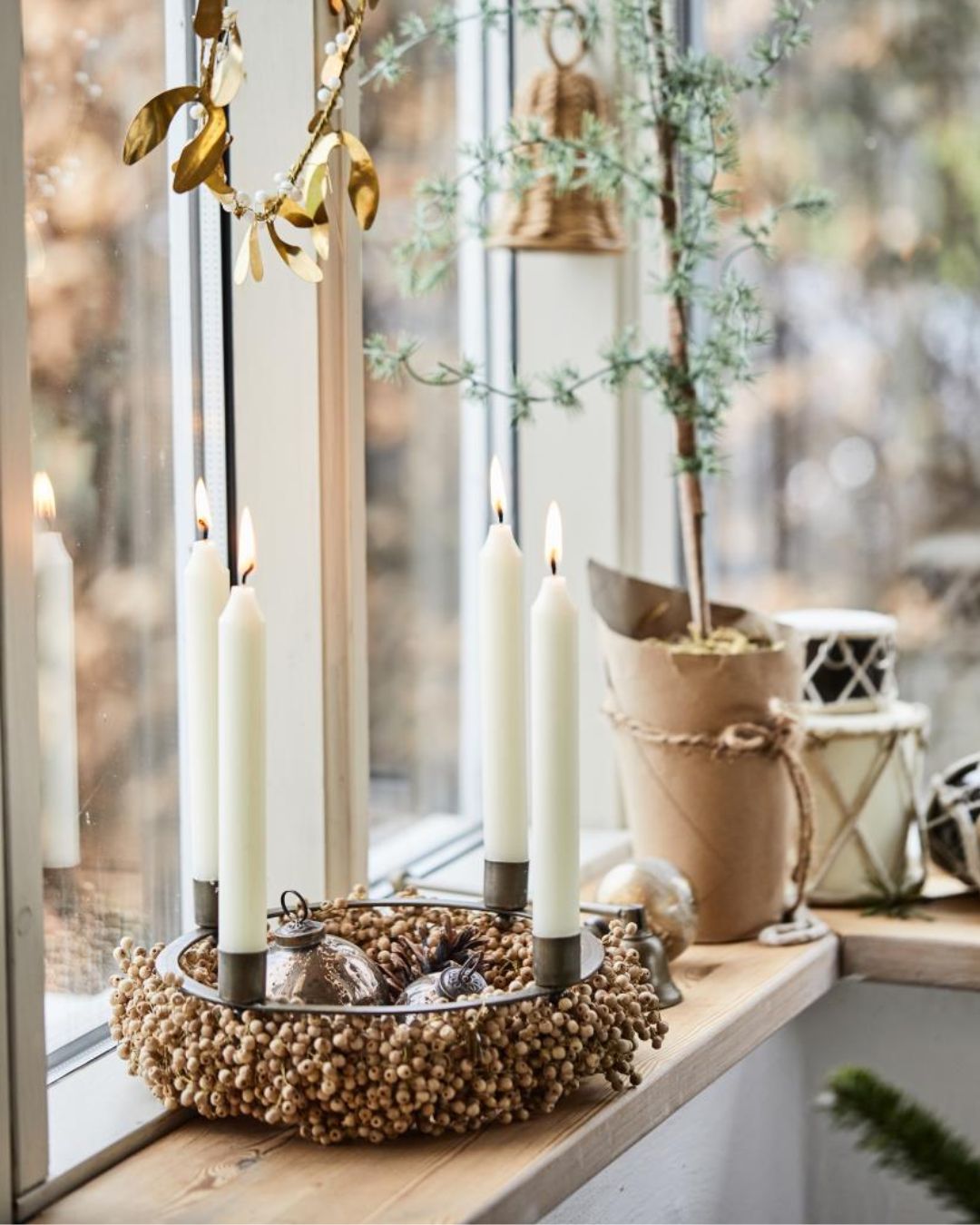 Rund adventsstage med spyd til fastgørelse i en krans, til fire lys.