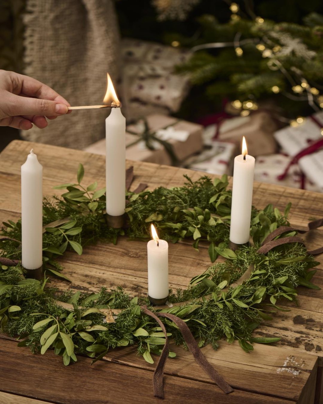 Oval adventsstage til fire lys, genanvendelig år efter år, perfekt til juledekoration.