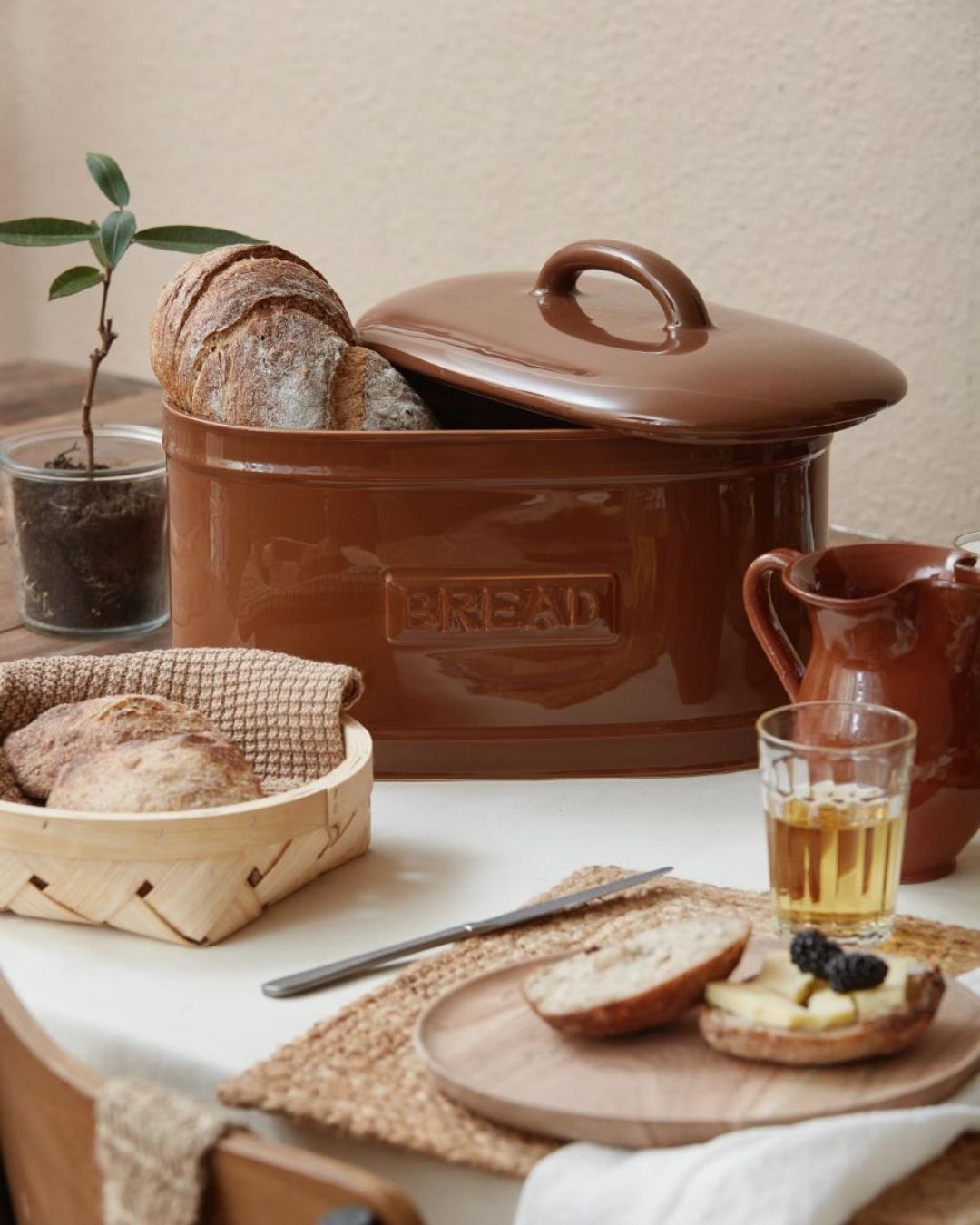Oval brødboks i farven brun er en elegant og praktisk opbevaringsløsning til dit brød