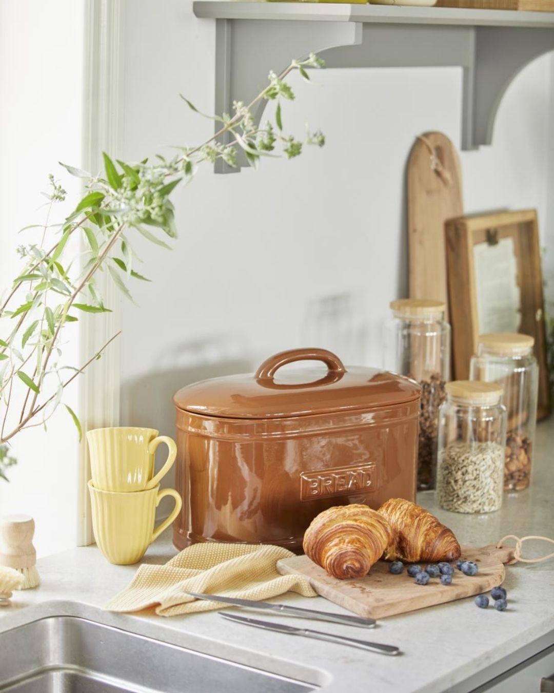 Oval brødboks i farven brun er en elegant og praktisk opbevaringsløsning til dit brød