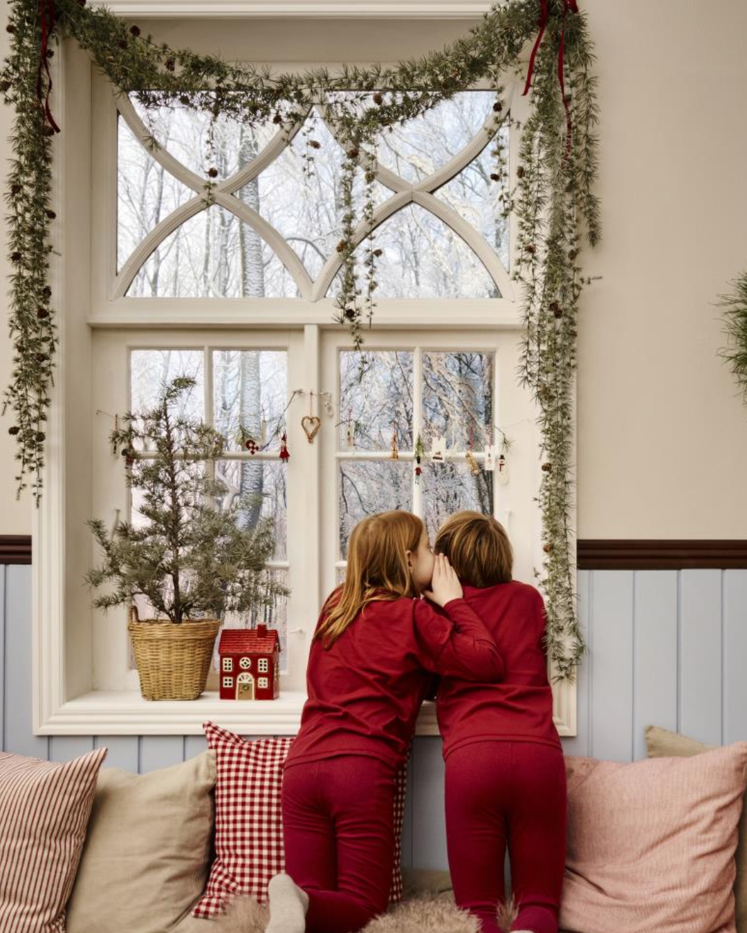 Kunstigt cedertræ med jutefod, 80 cm højt.