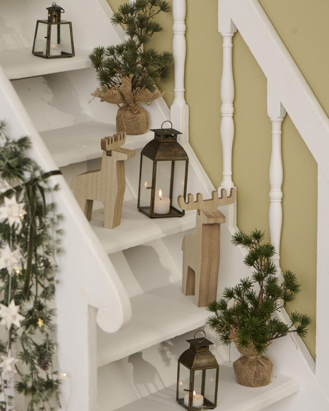 Kunstigt cedertræ med jutefod, 34 cm højt.