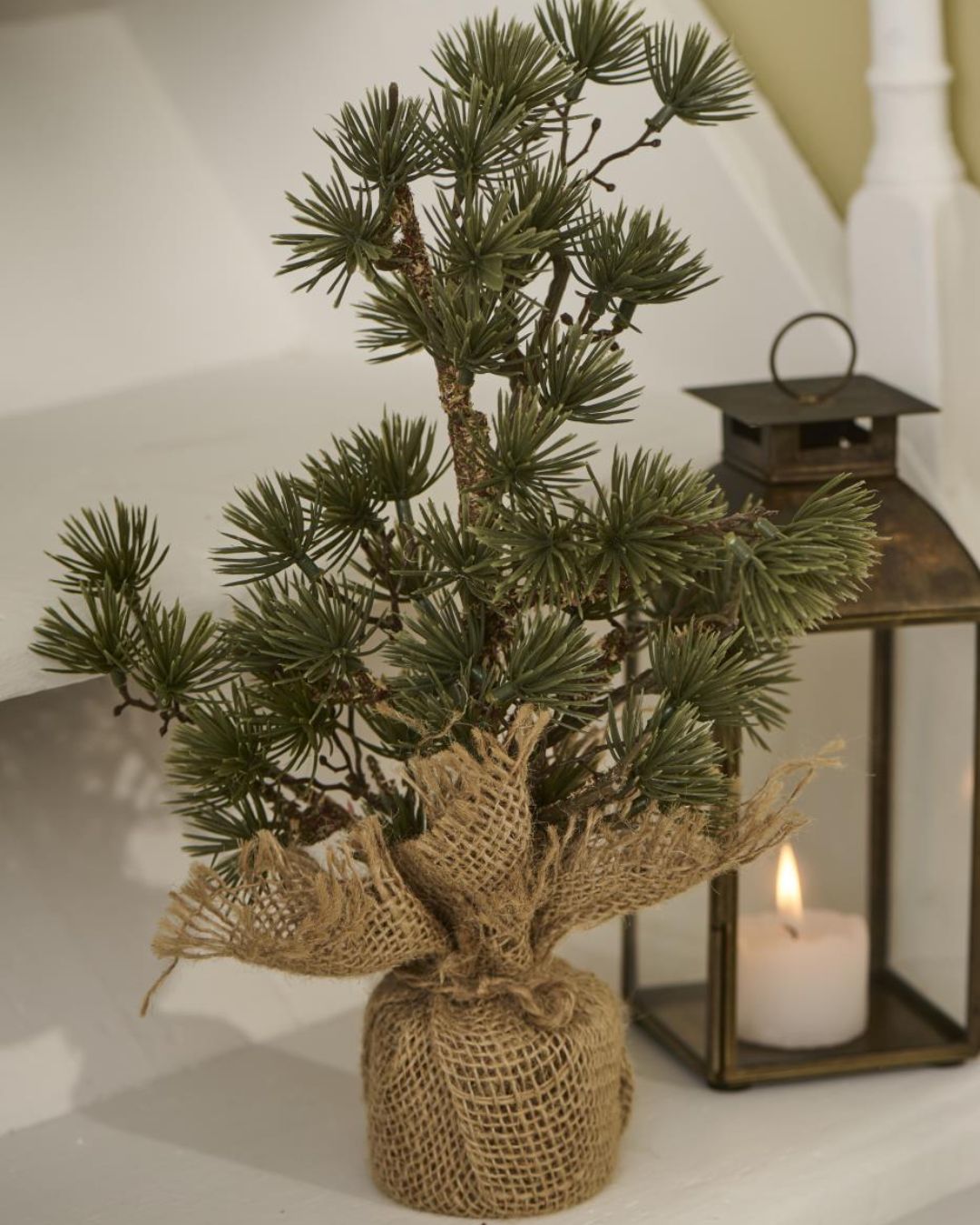 Kunstigt cedertræ med jutefod, 34 cm højt.