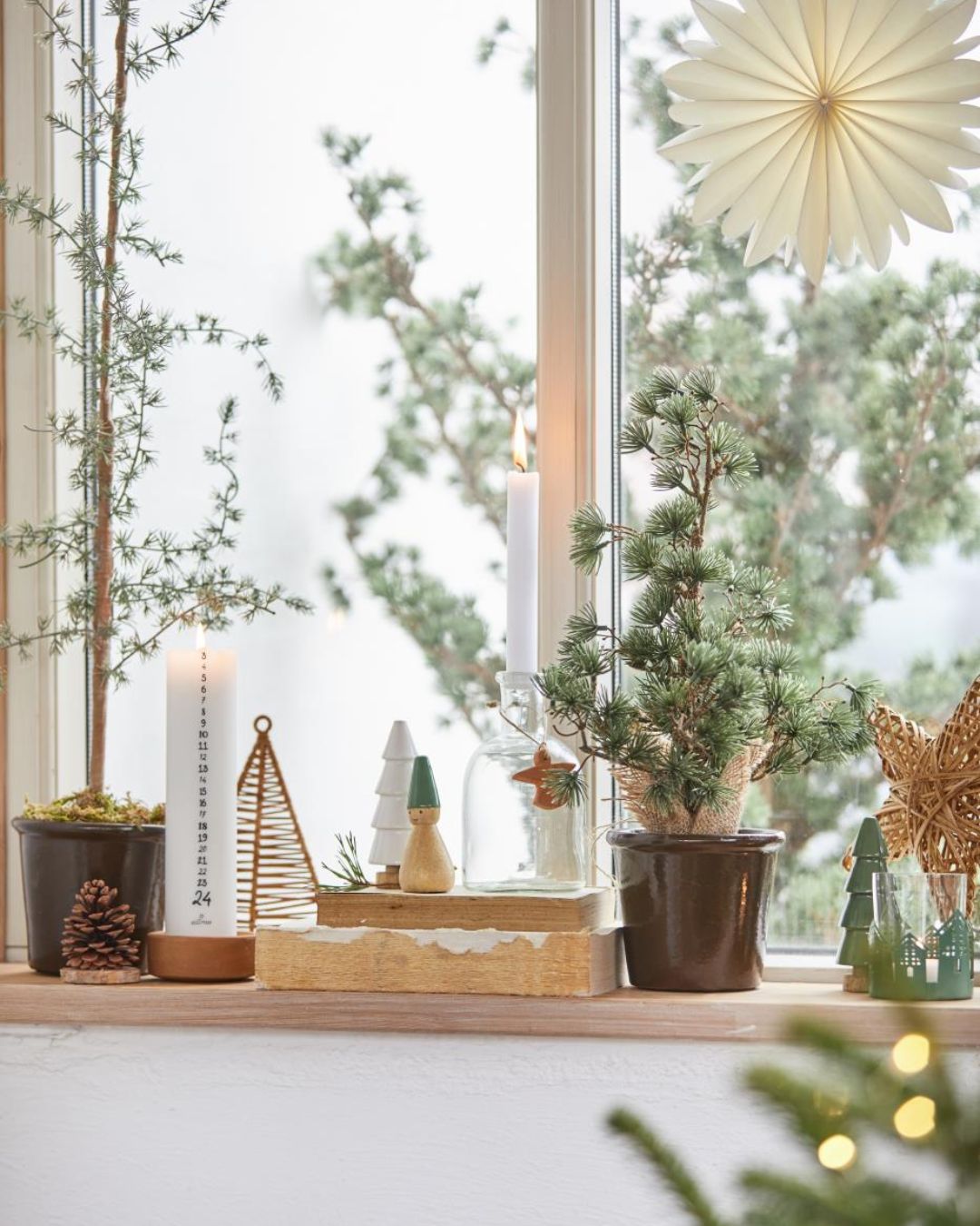 Kunstigt cedertræ med jutefod, 34 cm højt.