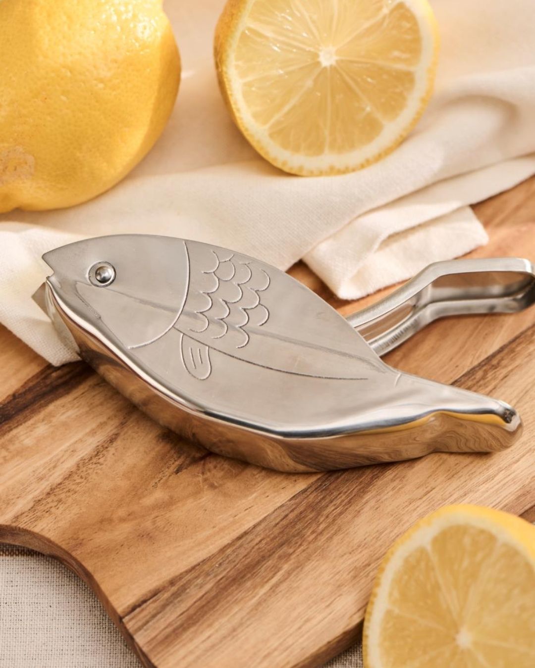 Fiskeformet citruspresser – stilfuld og praktisk til præcis dosering af citronsaft over fisk, skaldyr og salater.