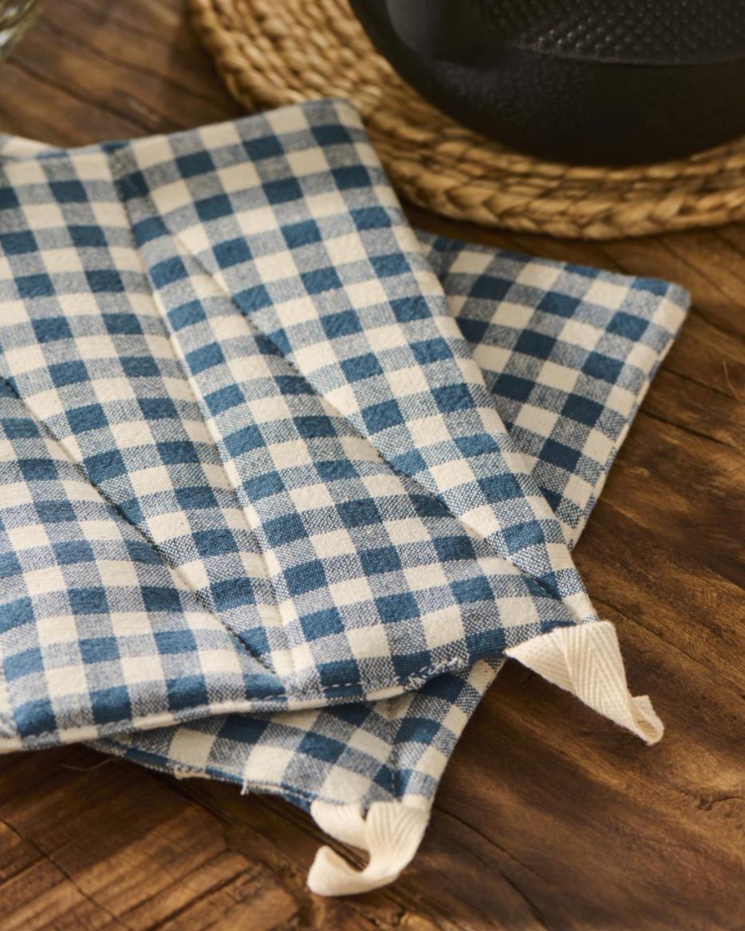 Mørkeblå grydelap med naturfarvede små tern fra Ib Laursen.