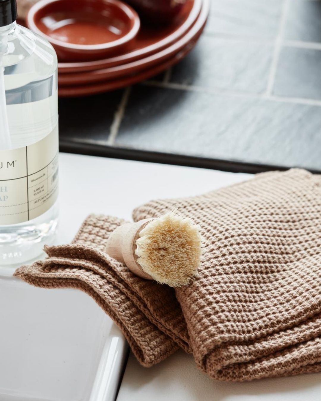 brunt strikket køkkenhåndklæde med høj sugeevne og elegant design, perfekt til et stilfuldt køkken.