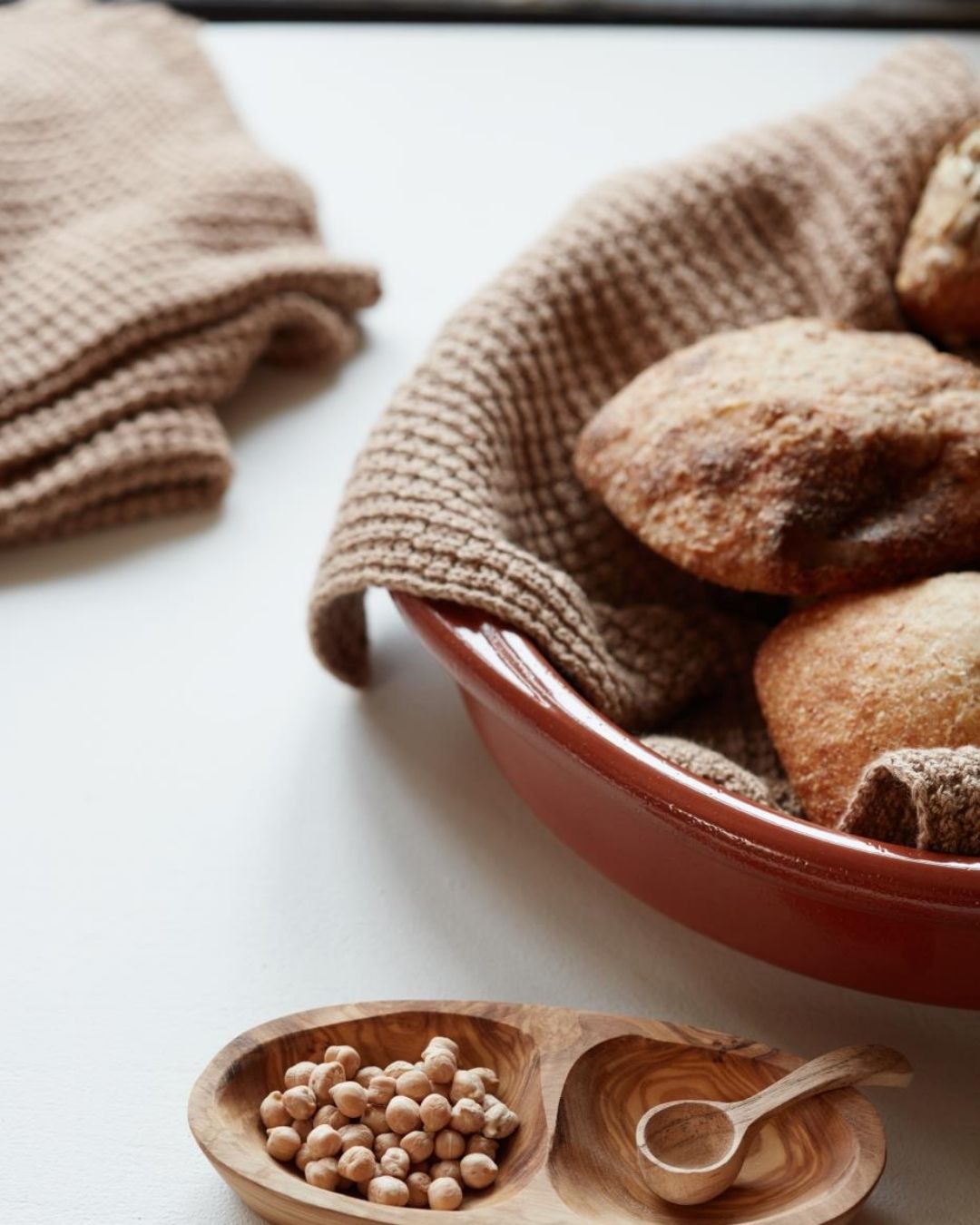 brunt strikket køkkenhåndklæde med høj sugeevne og elegant design, perfekt til et stilfuldt køkken.