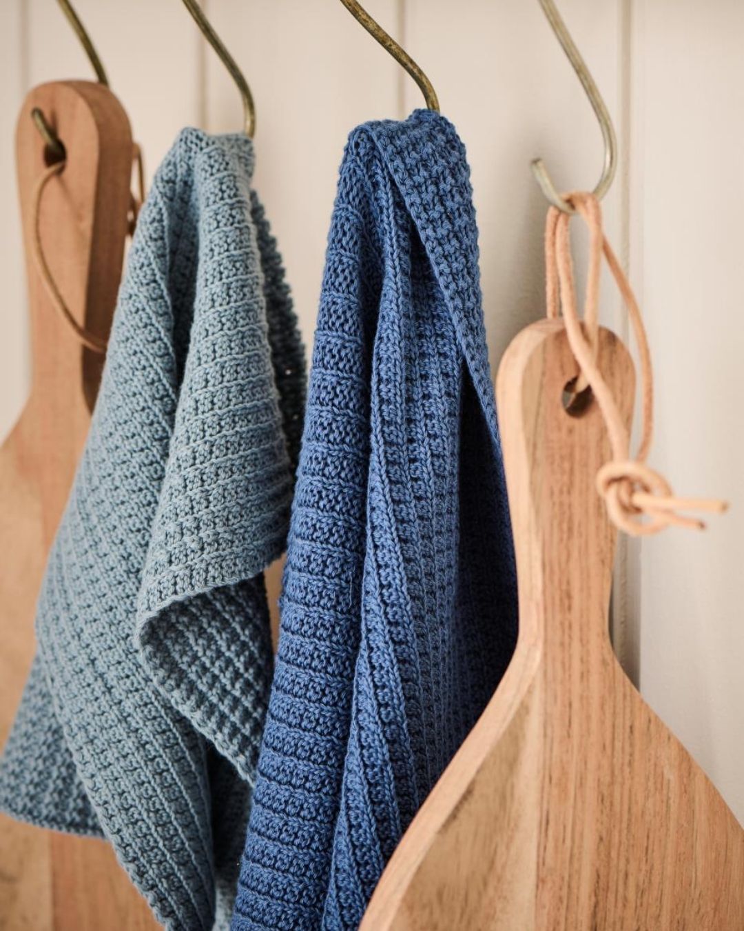 mørkeblåt strikket køkkenhåndklæde med høj sugeevne og klassisk design, perfekt til et funktionelt køkken.