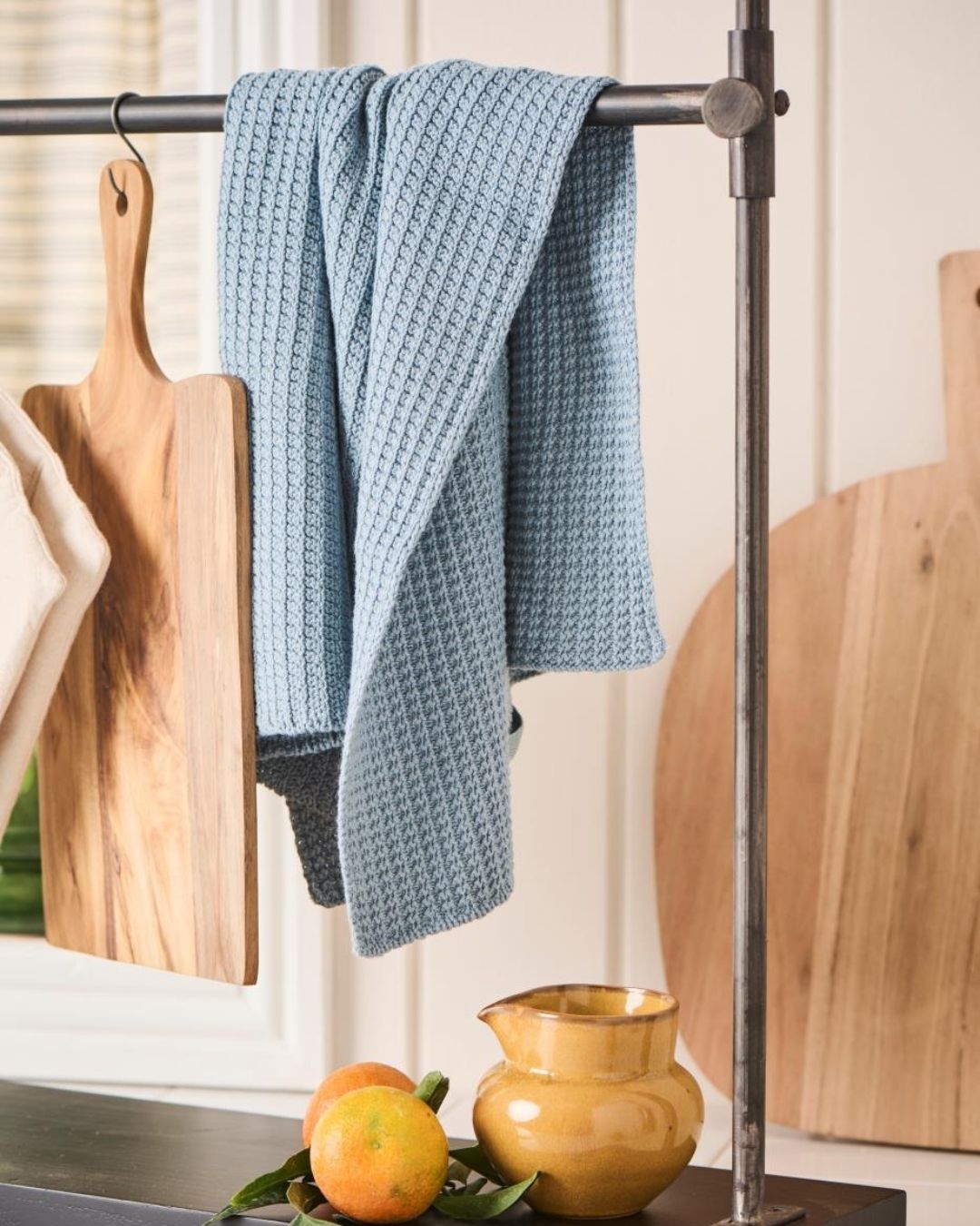 støvet blåt strikket køkkenhåndklæde med god sugeevne og elegant look, ideelt til moderne køkkener.