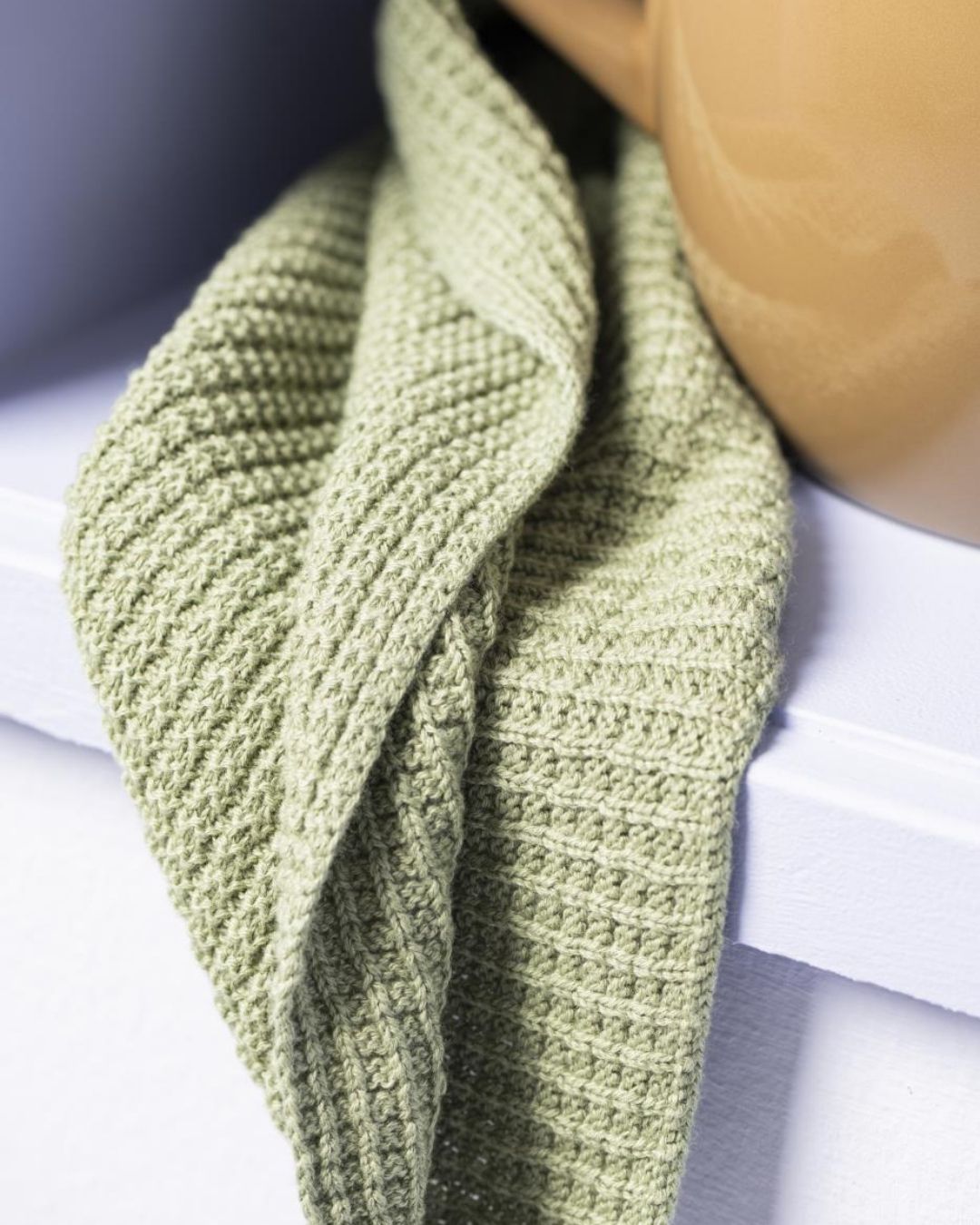 grønt strikket køkkenhåndklæde med kraftig sugeevne og luksuriøst udtryk, ideelt til hverdagsbrug.