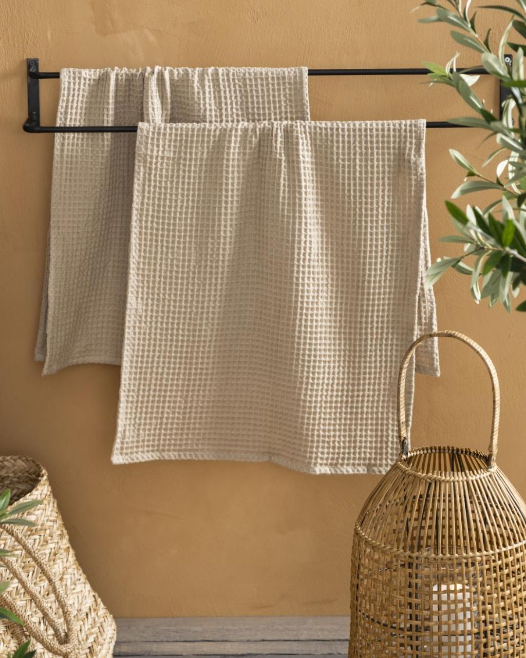 Blødt vaffelhåndklæde i bomuld, fås i hvid, beige og grå.