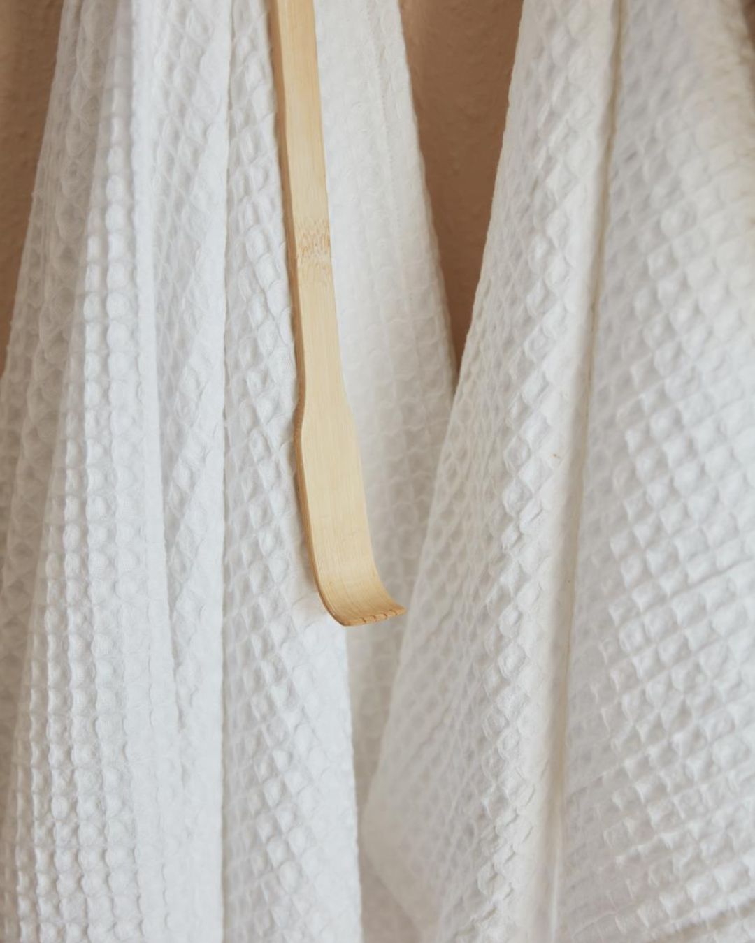 Blødt vaffelhåndklæde i bomuld, fås i hvid, beige og grå.