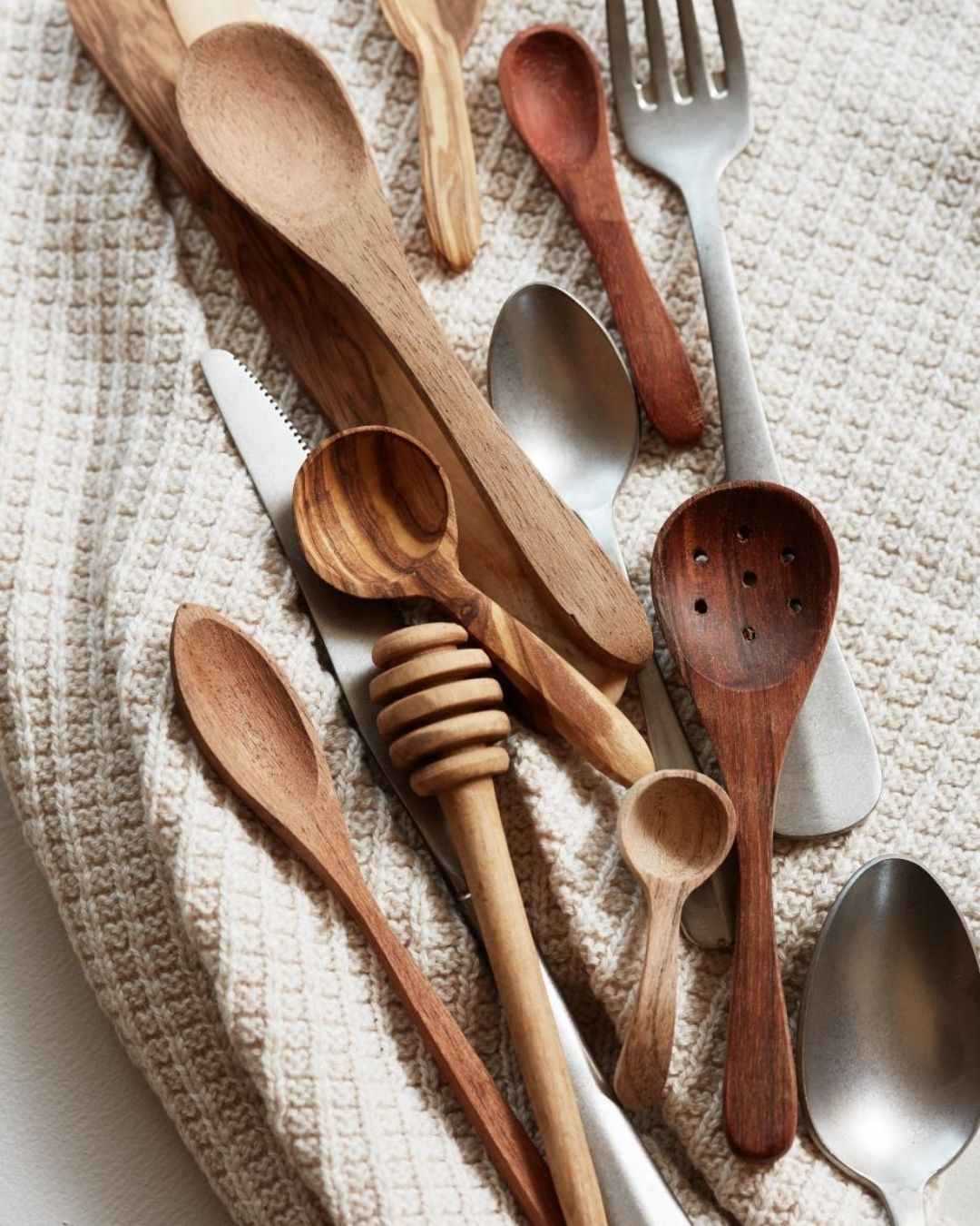 håndlavet honningske i oliventræ, ideel til præcis og drypfri servering af honning.