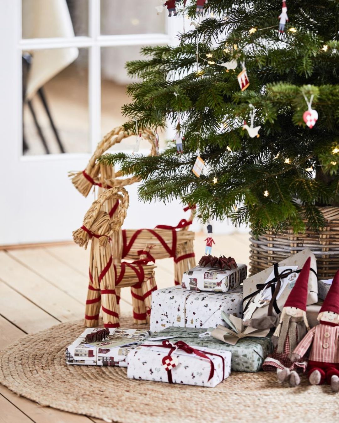 Julebuk i halm, klassisk skandinavisk julepynt