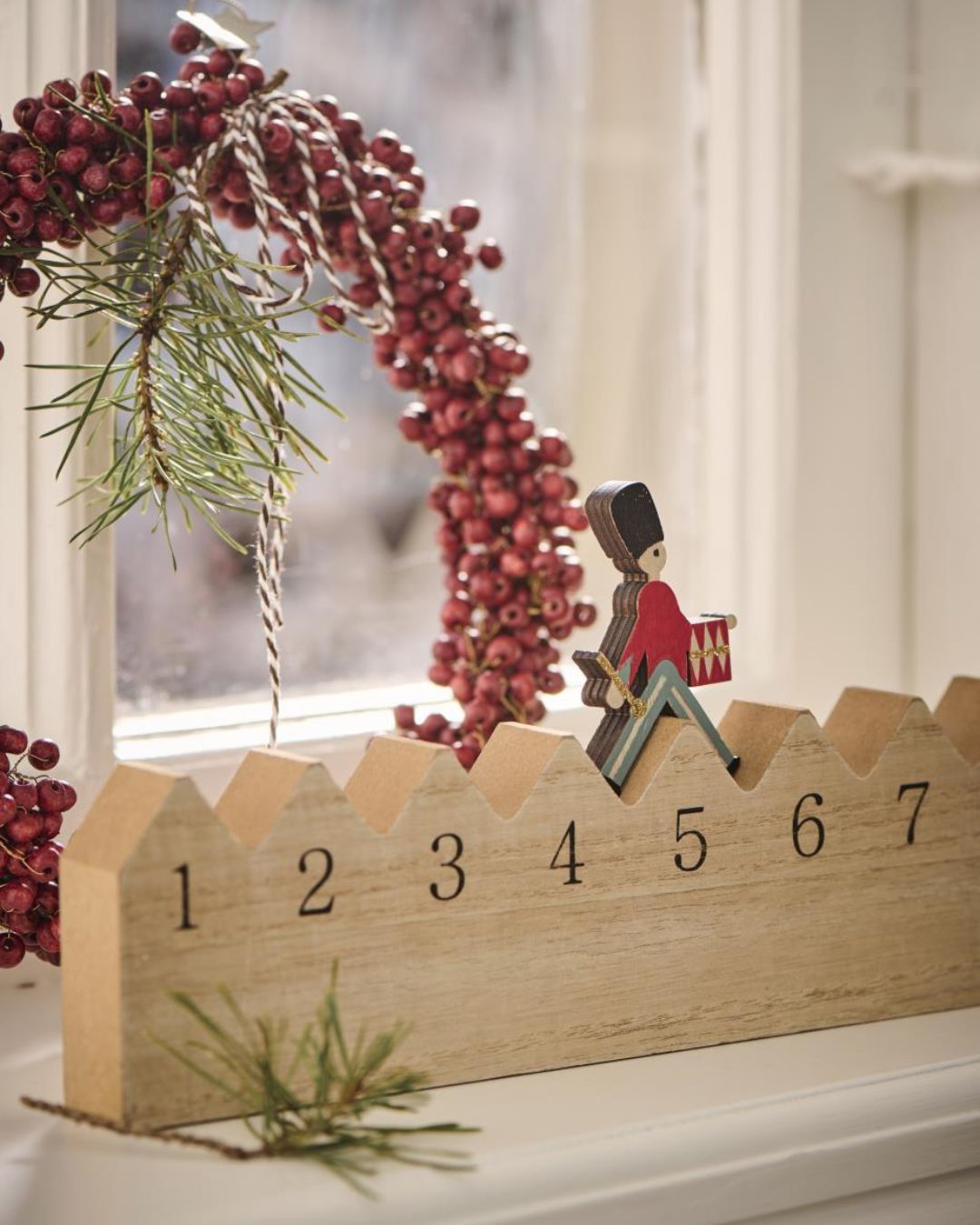 Træ julekalender med gående garder til nedtælling af dage til jul, 75 cm bred.