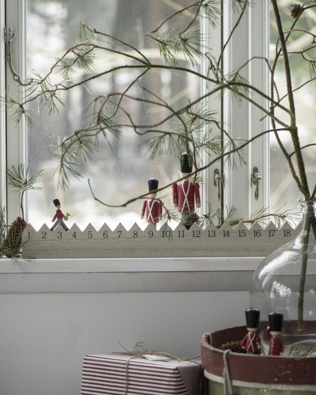 Træ julekalender med gående garder til nedtælling af dage til jul, 75 cm bred.