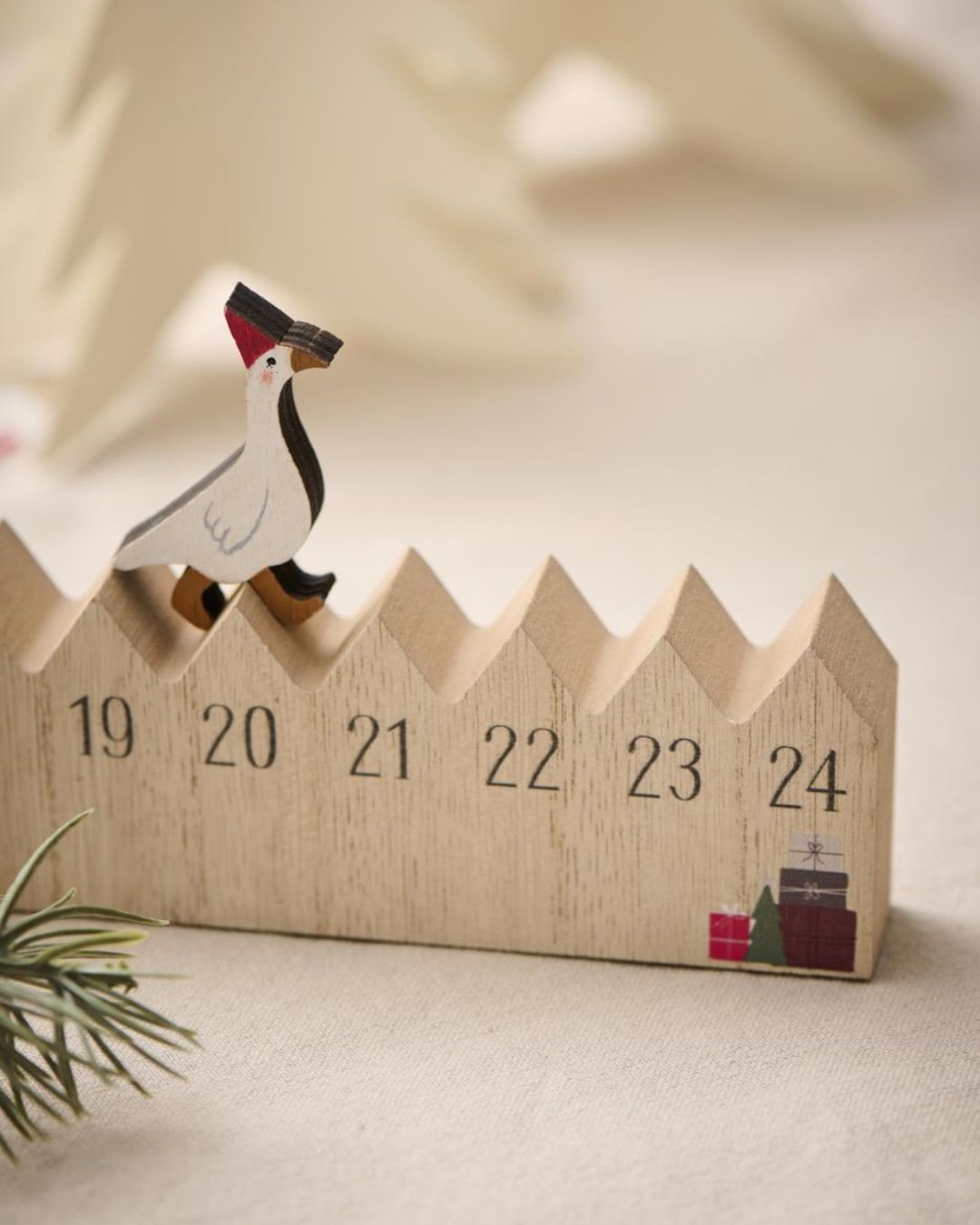 Træjulekalender med gående julegås til nedtælling af dage til jul, 75 cm bred.