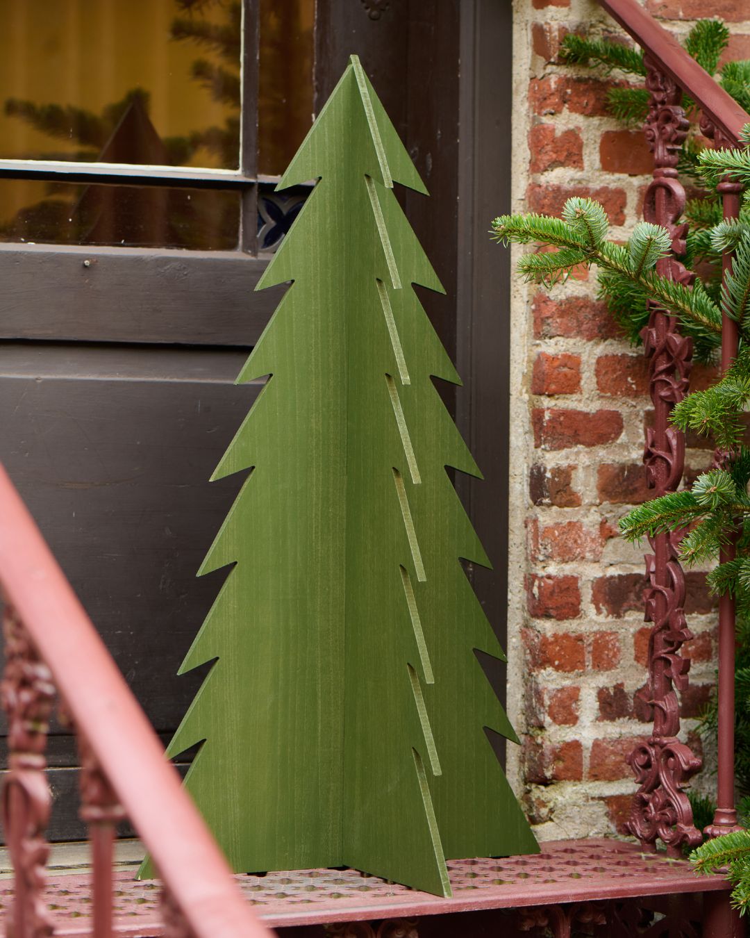 Træ-juletræ i klassisk grøn, usamlet for nem opbevaring og transport, B 50 x H 90 x L 50 cm.