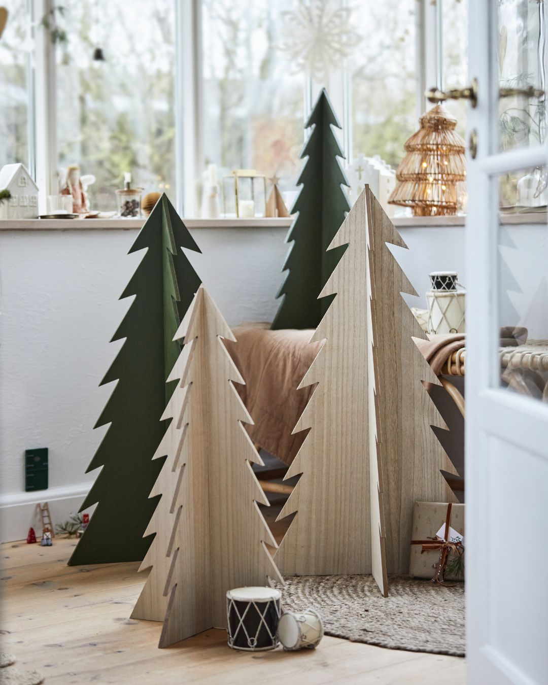 Træ-juletræ i klassisk grøn, usamlet for nem opbevaring og transport, B 50 x H 90 x L 50 cm.