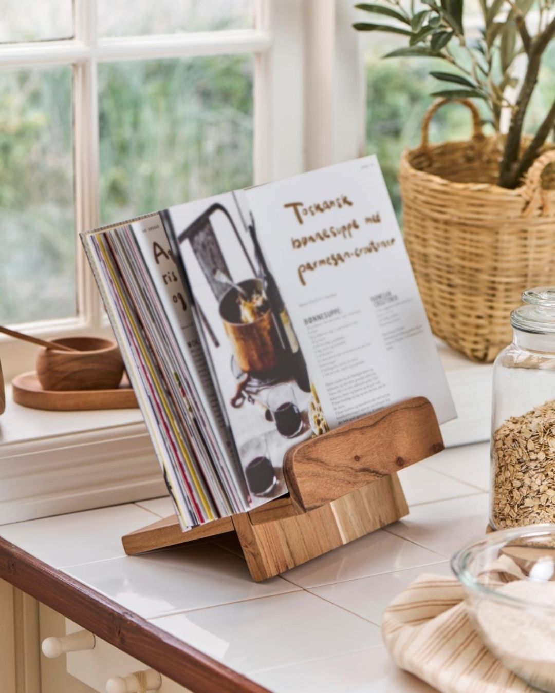 Kogebogsholder i acacietræ med 4 cm plads – perfekt til kogebøger, iPads eller kunstbøger. Stilfuld og funktionel til køkkenet eller arbejdsbordet.