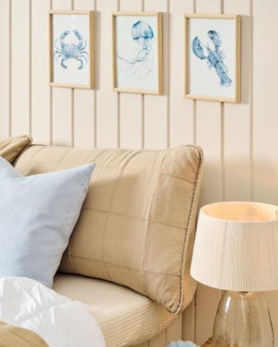 Gavlpude 50x90 cm i farven Fog med quiltet forside og bindebånd på bagsiden – elegant og komfortabel til sengen.